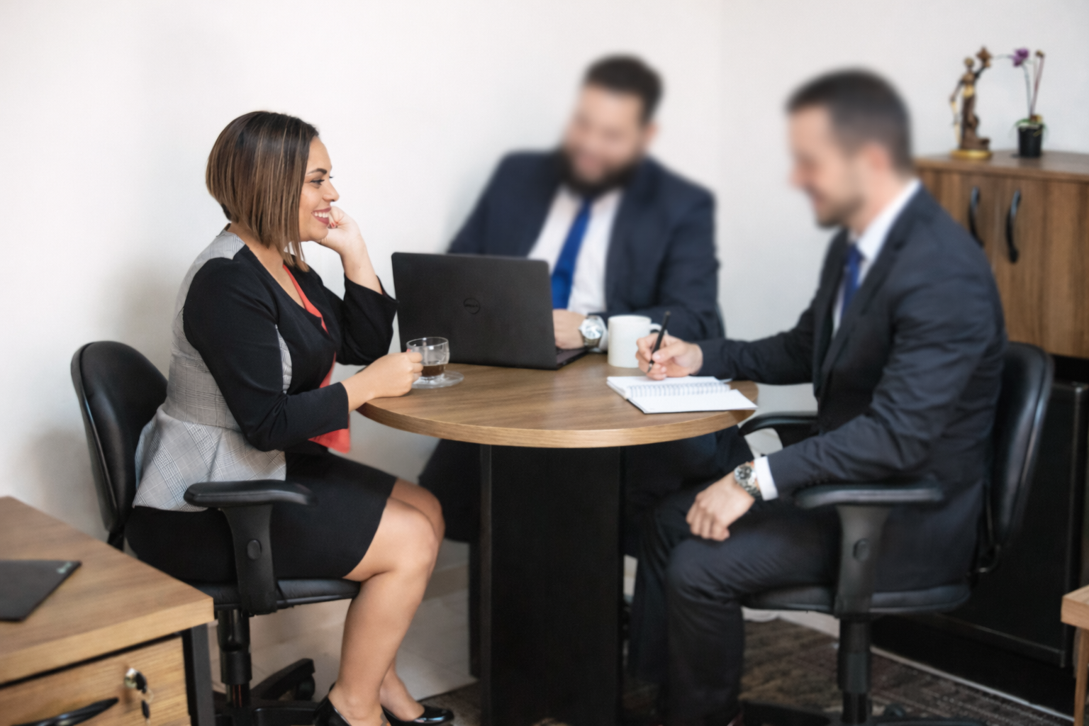 Reunião profissional no escritório.png